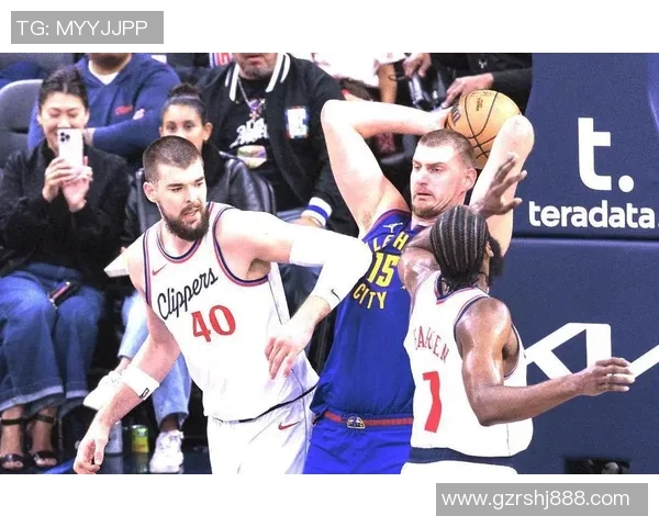 快船与勇士激战正酣文字直播全程回顾精彩瞬间与球员表现分析