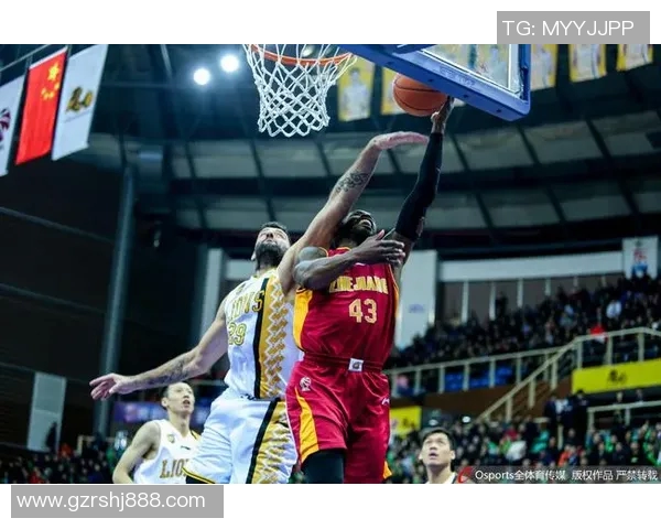 洛佩兹与亚当斯激战正酣谁能在这场对决中笑到最后 洛佩兹与亚当斯激战正酣谁能在这场对决中笑到最后