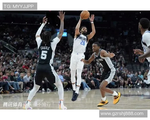 爵士与独行侠激战正酣球星对决引爆全场激情时刻